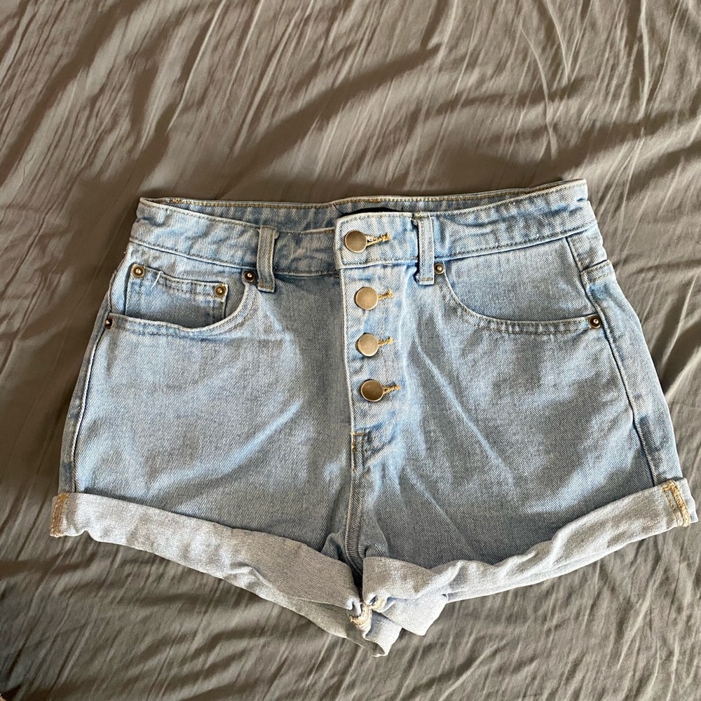 Highwaisted light blue denim shorts